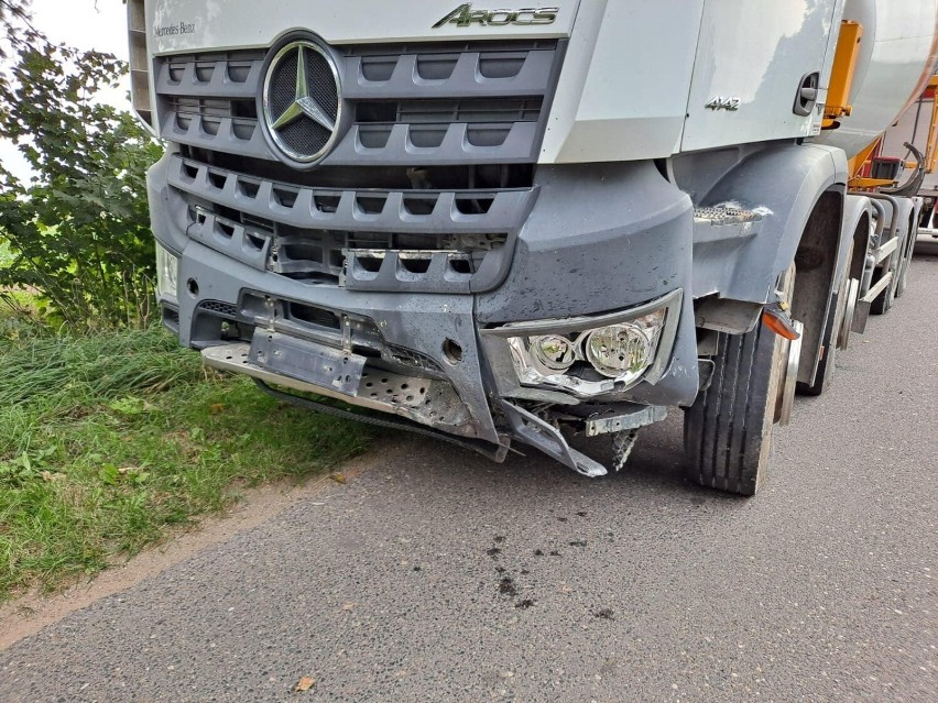 Na skutek zderzenia samochodu osobowego z ciężarówką jedna...