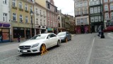 Zostawili auta na zakazie pod nosem Straży Miejskiej w Wałbrzychu... Ile to kosztuje? 