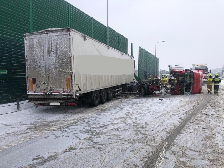 Na autostradzie A1 w Częstochowie samochód ciężarowy złamał...