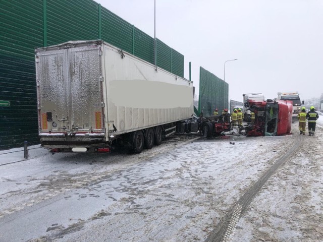 Na autostradzie A1 w Częstochowie samochód ciężarowy złamał się na pół