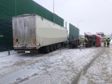 Poważne zdarzenie na autostradzie A1 w Częstochowie. Samochód ciężarowy złamał się na pół! Dwa pasy były całkowicie zablokowane