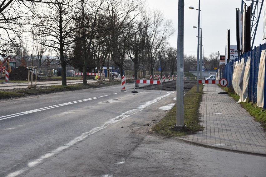 Ulica Czerwonych Klonów na wysokości stadionu od ulicy...