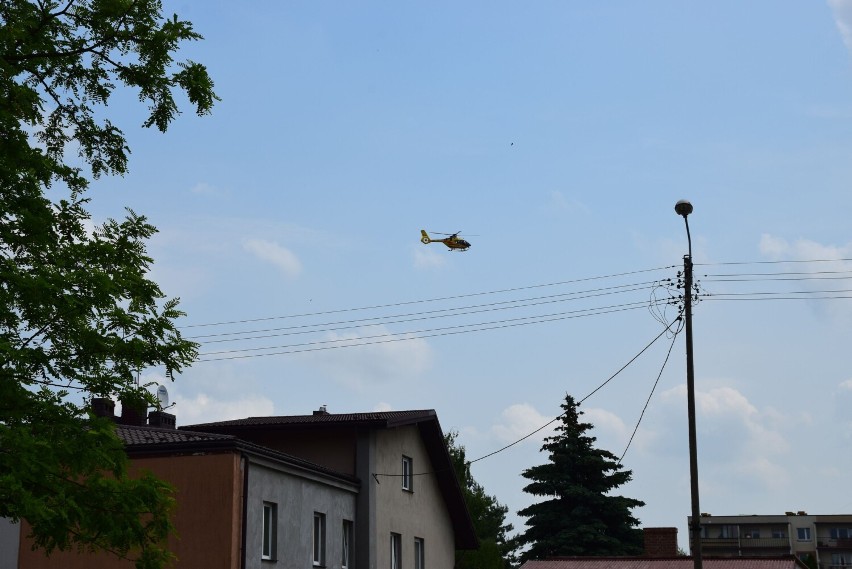 Śmigłowiec ratunkowy wylądował na dworcu PKS w Wieluniu. 40-latek spadł z drugiego piętra bloku. Targnął się na swoje życie? ZDJĘCIA, WIDEO