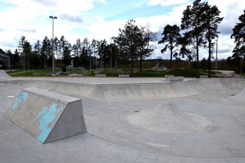 W parku są trzy sekcje: pumptrack, bowl i street.