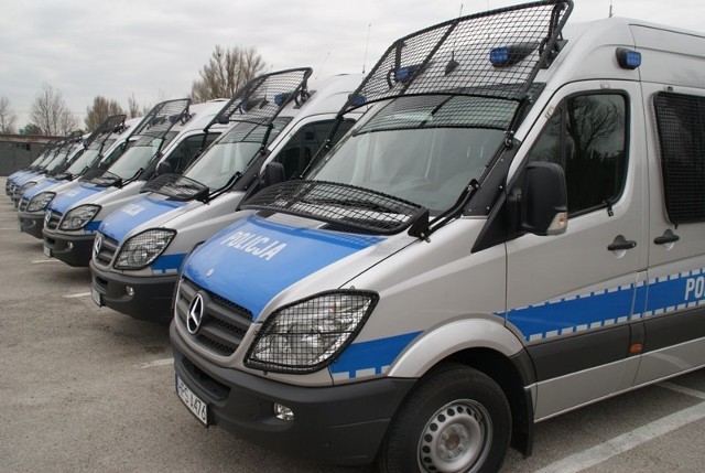 Nowe samochody zastąpią wysłużone już volkswageny. Z nowych aut będą korzystać policjanci Samodzielnego Pododdziałów Prewencji Policji w Kielcach. W kwietniu do jednostki dostarczonych zostanie kolejnych 8 furgonów.