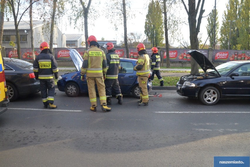 Wypadek na ul. Wienieckiej we Włocławku. Zderzenie trzech aut [zdjęcia]