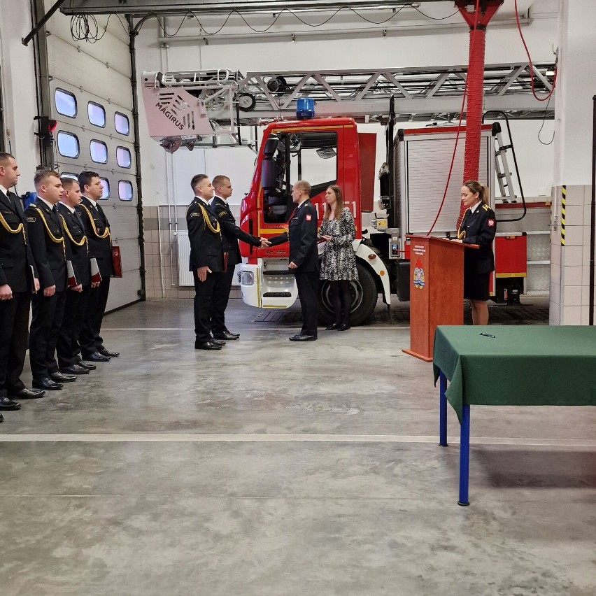 Strażacy zostali docenieni za swoje poświęcenie. W nowotomyskiej komendzie przyznano odznaczenia i awanse! 