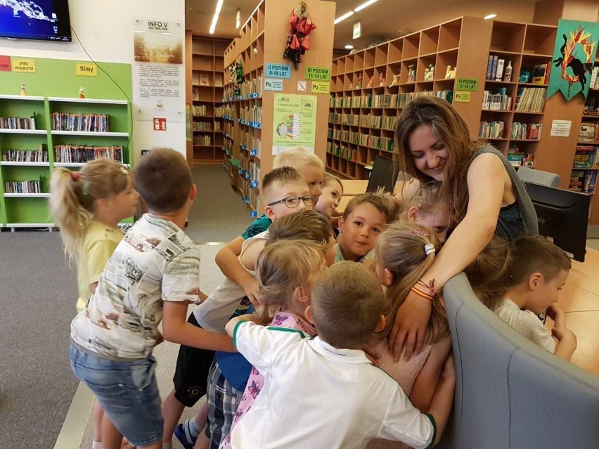 Malbork. Serbska wolontariuszka w Mediatece podbija serca mieszkańców młodszych i starszych