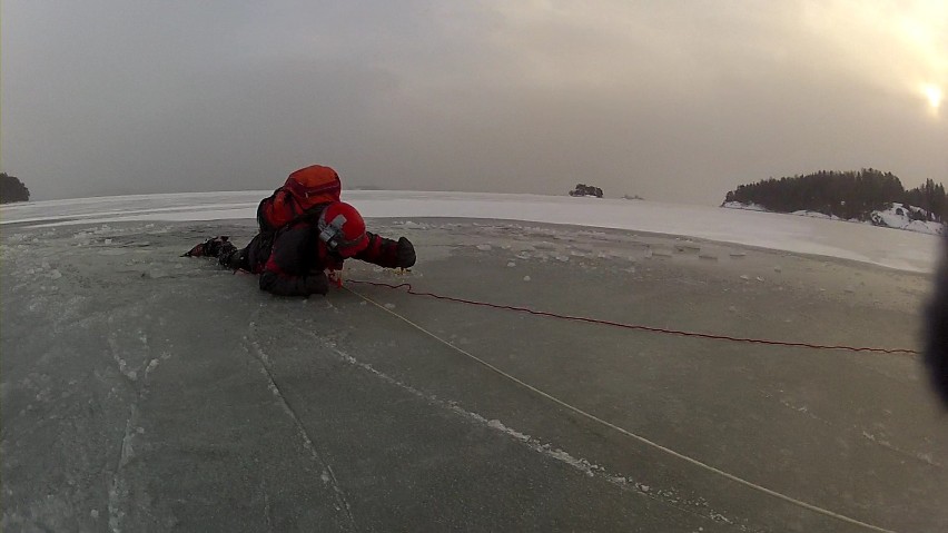 Ratownicy poznali zasady bezpiecznego korzystania z lodu...