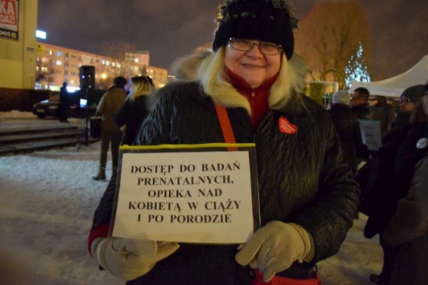 Piła. Protest przeciwko zaostrzaniu ustawy aborcyjnej. Zwolennicy modlili się pod pomnikiem Jana Pawła II