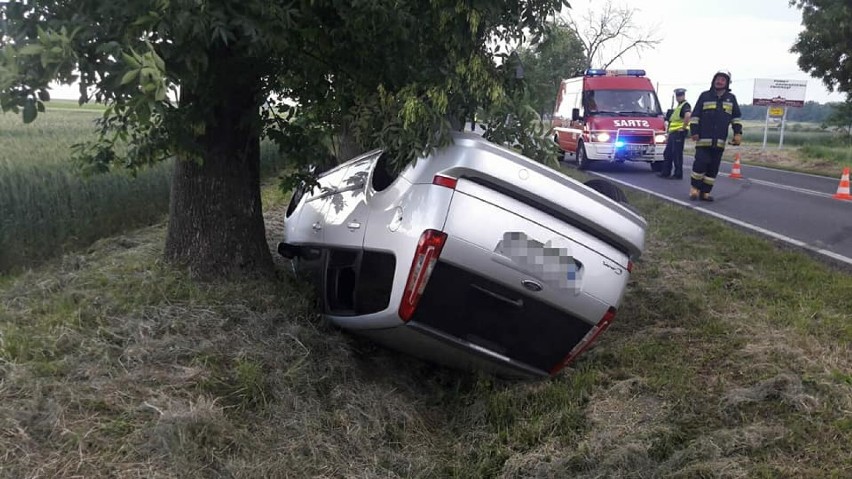 Dachowanie między Koszęcinem i Wierzbiem. Nadal nie ustalono sprawcy, który jechał w ciemnym punto [ZDJĘCIA]