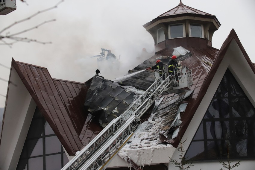 Pożar kościoła w Nowosolnej. Ogień na poddaszu świątyni [ZDJĘCIA]