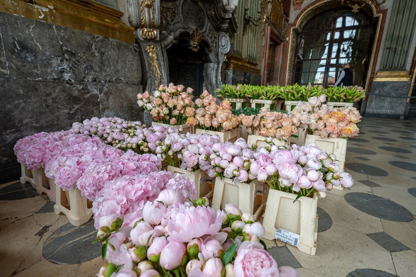 Ponad 100 wybitnych florystów ułożyło setki tysiące kwiatów...