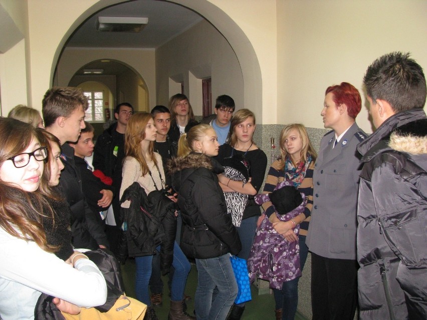 Gimnazjaliści odwiedzili lęborską komendę policji