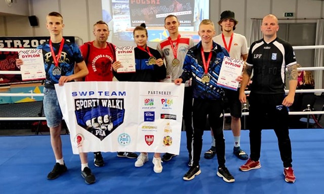Wszyscy zawodnicy Sportów Walki Piła wrócili z Mistrzostw Polski K1 seniorów i juniorów z medalami. Trzech pilan wywalczyło złote krążki