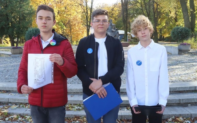 Głos podczas konferencji zabrali Jakub Szulc (z paragonem) oraz Mikołaj Maksymiuk (w środku).