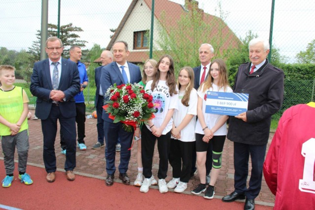 Promesę na budowę zadaszonej hali sportowej odebrał burmistrz Limanowej Władysław Bieda