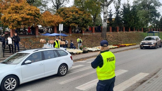 Obyło się również bez większych utrudnień w ruchu pojazdów przy radziejowskich cmentarzach, nie odnotowano zgłoszeń o nieprawidłowo zaparkowanych autach.