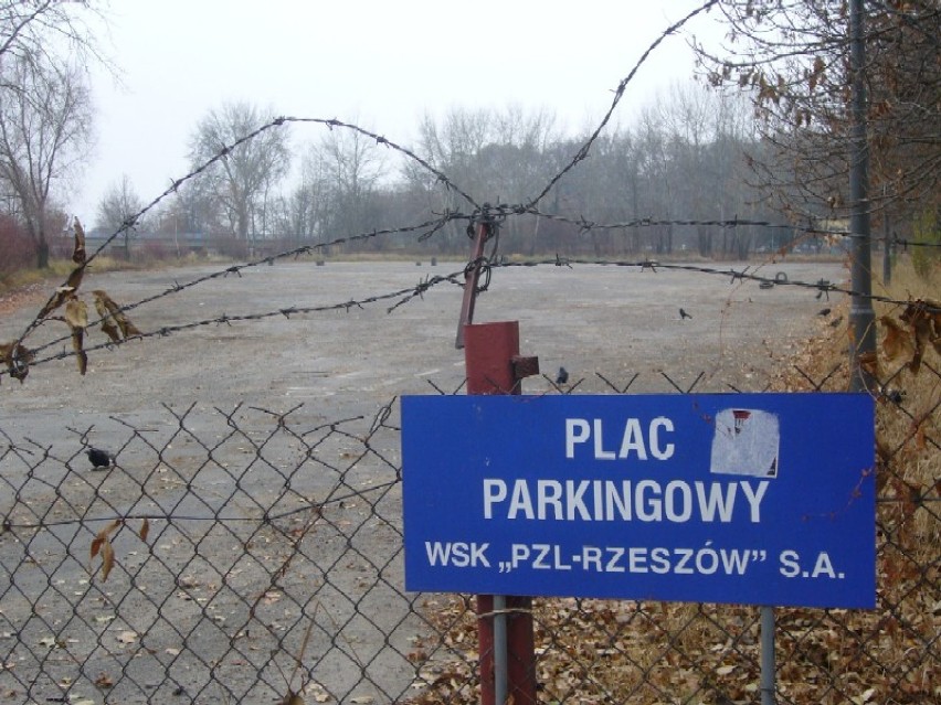 Pusty parking na ulicy Żeglarskiej