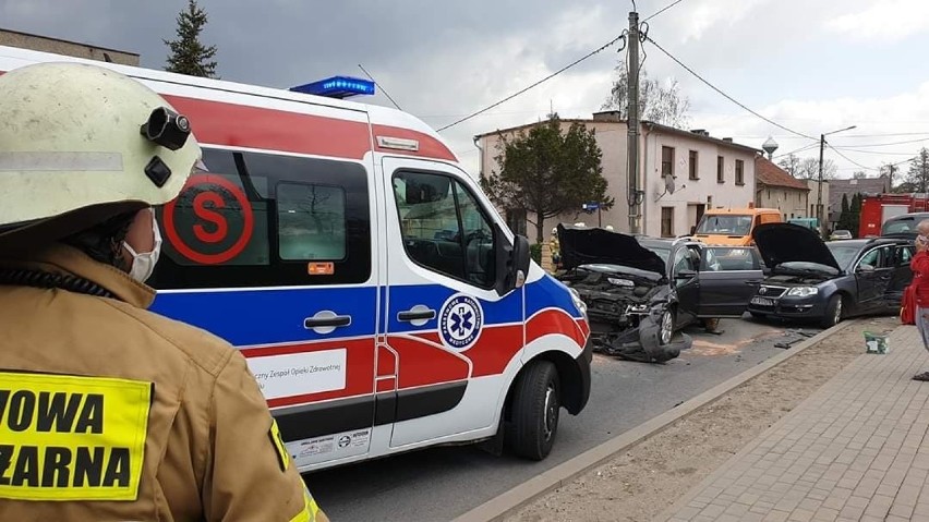 Groźny wypadek na drodze krajowej nr 45 w Długomiłowicach. Ciężko ranna kobieta zabrana do szpitala przez śmigłowiec LPR