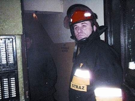 Konińscy strażacy otrzymali wezwanie do pożaru w zsypie na śmieci. Na miejscu okazało się, że piwnica w wieżowcu przy Kosmonautów jest zalana gorącą wodą z pękniętej rury. Fot. I. KOLASIŃSKA