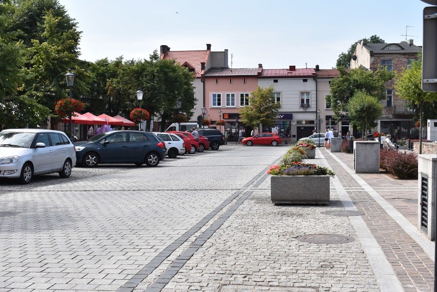 Dzięki Strefie Ograniczonego Postoju na rynku w Olkuszu nie ma już problemu ze znalezieniem wolnego miejsca parkingowego