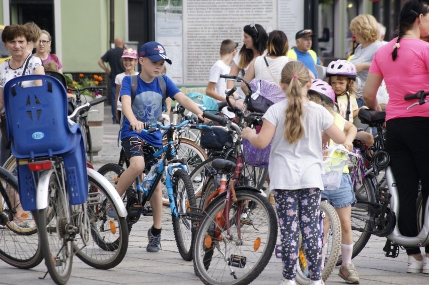 Grodzisk Wielkopolski: Rodzinny rajd rowerowy z okazji dnia dziecka [GALERIA ZDJĘĆ]