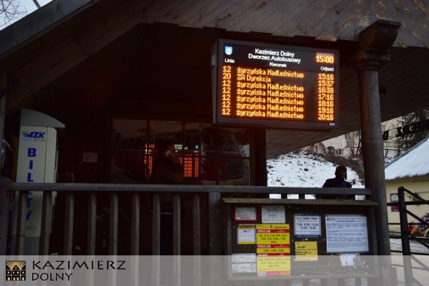 Na dworcu w Kazimierzu Dolnym pojawiła się tablica świetlna z odjazdami autobusów