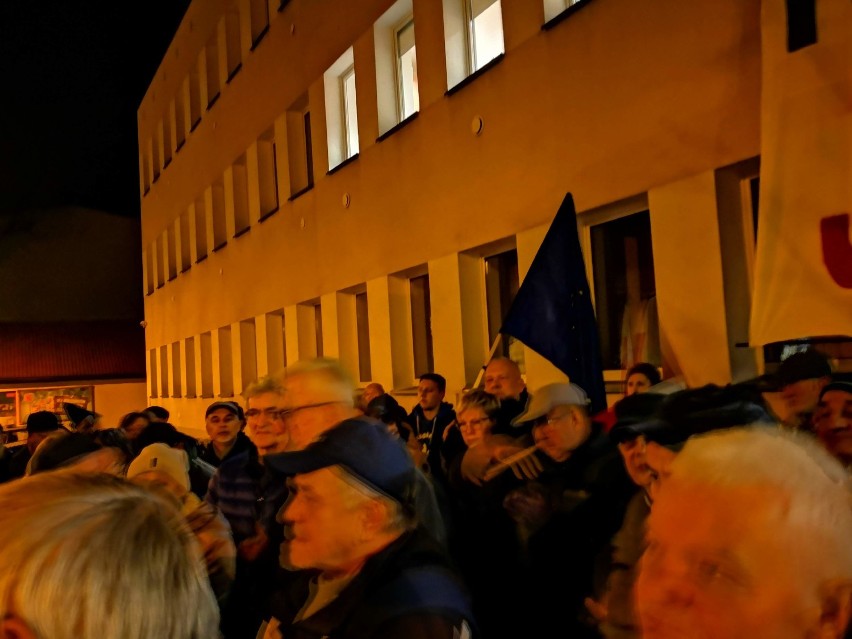 Olkusz. Kilkaset osób protestowało przed Sądem Rejonowym 