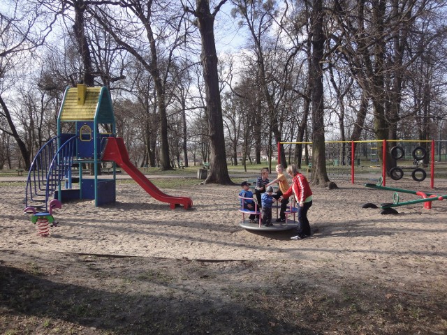 Plac zabaw w parku koło "Piątki" przy ul. Hallera