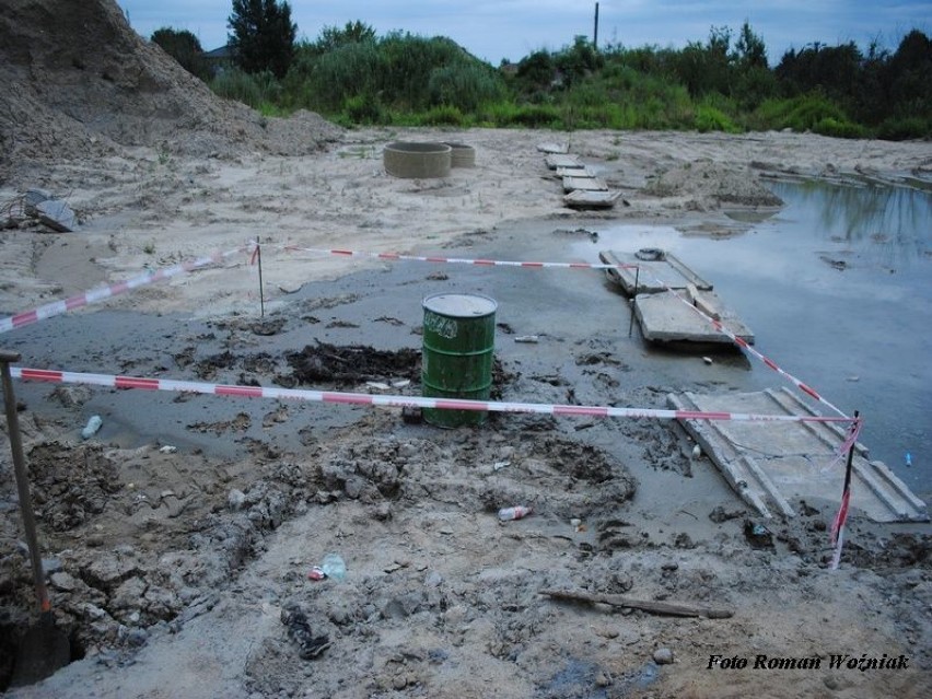 Zabezpieczona beczka z białym fosforem przygotowana do...