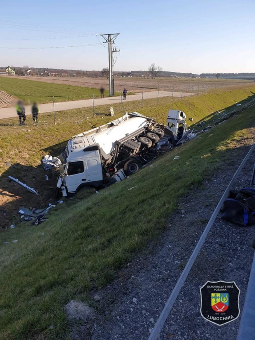 Wypadek na S8 w Lubochni koło Tomaszowa. TIR i bus w rowie, dwie osoby ranne [ZDJĘCIA]