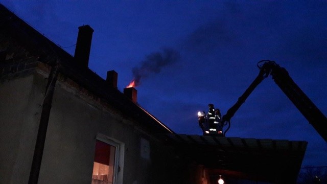 To pożar sadzy jednego z domów jednorodzinnych w Białkowie. Strażacy ochotnicy z Cybinki gasili go 12 stycznia.