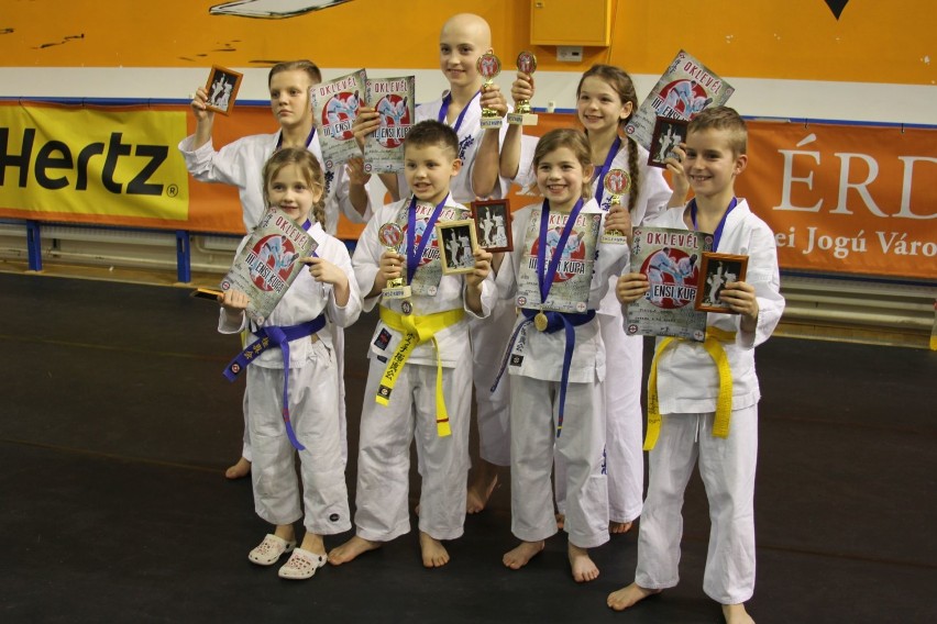 Młodzi zawodnicy Krośnieńskiego Klubu Karate Kyokushin...