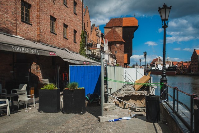 Zapadł się fragment chodnika na Długim Pobrzeżu