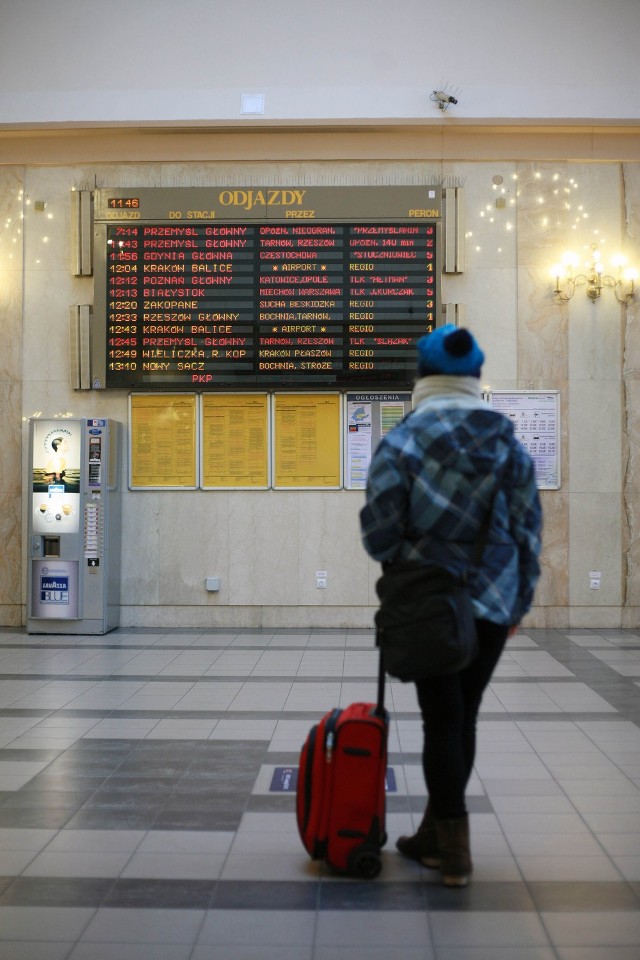 Blisko pięć godzin po czasie przyjechał pociąg z Ostrowca Świętokrzyskiego. Pasażerowie podróżujący ze Świnoujścia do stolicy Małopolski przybyli z 2,5-godzinnym opóźnieniem. Opóźnienia miały też pociągi wyjeżdżające z Krakowa. Skład do Przemyśla zamiast o godzinie 7.14 odjechał około 13. Do Przemyśla opóźniony był też pociąg z godziny 11.43. Odjechał z ponad dwugodzinnym opóźnieniem.