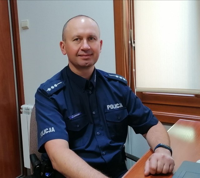 Na zdjęciu st. asp. Marek Ludwiczak - Kierownik Posterunku Policji w Śmiglu Posterunkek Policji w Śmiglu, ul. Dworcowa 2
tel.  477726350 lub 516 911 923
e-mail: marek.ludwiczak@po.policja.gov.pl