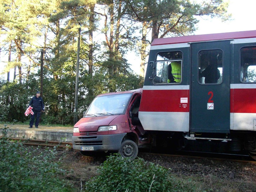 W Żabnie koło Brus bus wjechał pod szynobus jadący z Kościerzyny do Chojnic (ZDJĘCIA)