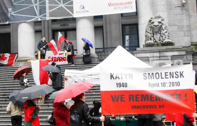 Pod Vancouver Art Gallery w Kolumbii Brytyjskiej w Kanadzie odbyła się polonijna manifestacja w rocznicę katastrofy smoleńskiej