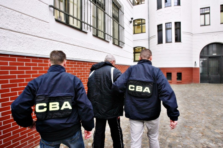 Trzech biznesmenów zatrzymanych przez CBA. Mieli wręczać łapówki asystentowi senatora Józefa Piniora 