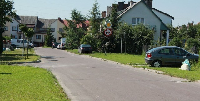 Na ul. K. Czernickiego przy posesjach wciąż leżą worki. MPGK twierdzi, że śmieci powinny być odebrane.