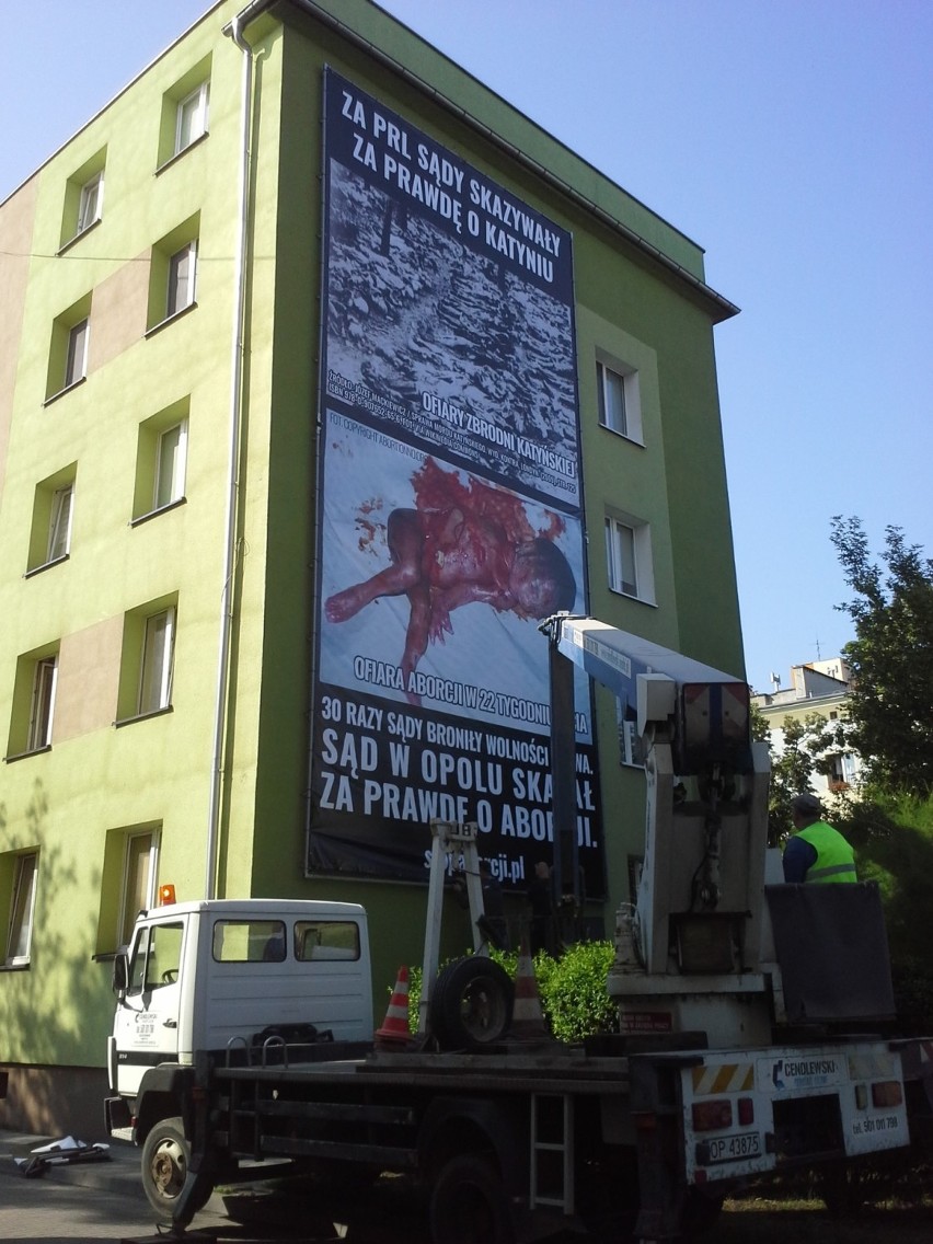 Antyaborcyjny banner uderzający w sąd w Opolu na kamienicy...
