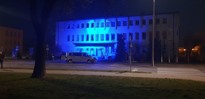 Budynek starostwa włodawskiego  rozjaśniony niebieską poświatą
