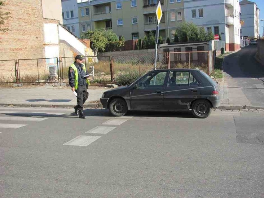 Straż Miejska wlepia mandaty za złe parkowanie w Gnieźnie
