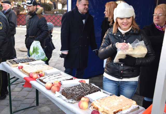 Na jarosławskim rynku zorganizowano wigilię dla mieszkańców. Mogliśmy spróbować świątecznych potraw i wypieków. Wigilia została zorganizowana przez burmistrza Jarosławia oraz Stowarzyszenie Przedsiębiorców Ziemi Jarosławskiej „Rozwój i Postęp".

 Zobacz też: Jarmark Bożonarodzeniowy w Jarosławiu:
