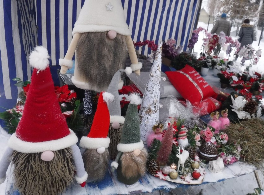 Na targowisku Korej można było kupić świąteczne ozdoby i...