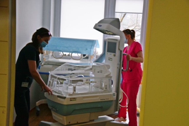 Dwa „mercedesy” wśród inkubatorów przekazali w czwartek przedstawiciele Ekoenergetyki i Fundacji Energetyki szpitalowi w Zielonej Górze. Wielofunkcyjne inkubatory służy do ratowania najmniejszych  wcześniaków o wadze poniżej 1000 g.