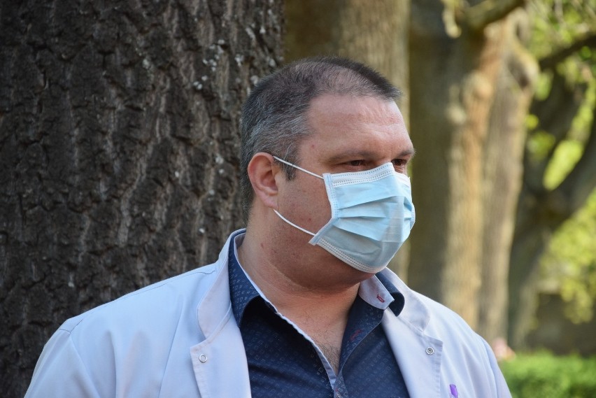 Piotr Dębicki jest ordynatorem oddziału reumatologii, chorób...