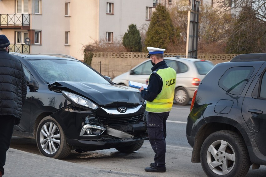 Zderzenie dwóch samochodów na ul. Popiełuszki w Wieluniu