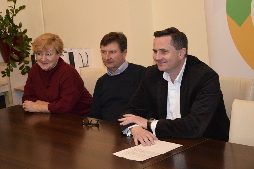 Prezydent Skierniewic Krzysztof Jażdżyk podpisał umowy z...